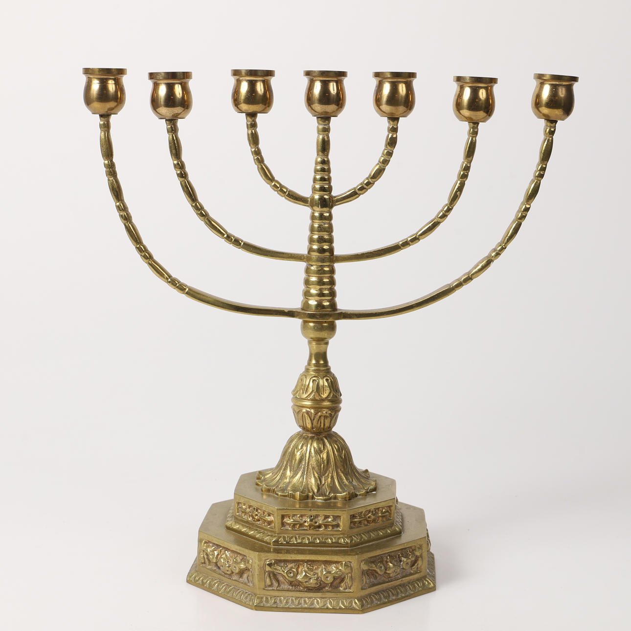 Un candelabro tipo menorah, 7 brazos, de latón.