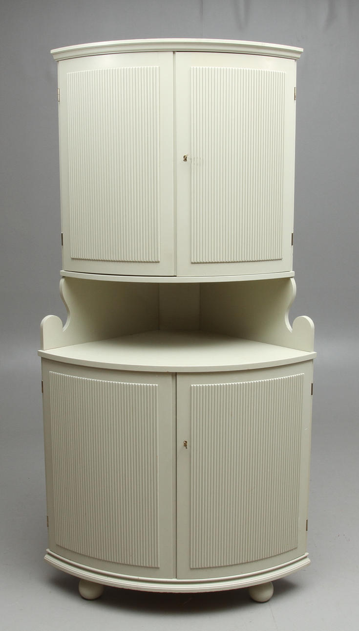 HÖRNSKÅP, gustaviansk stil, 1900-tal.