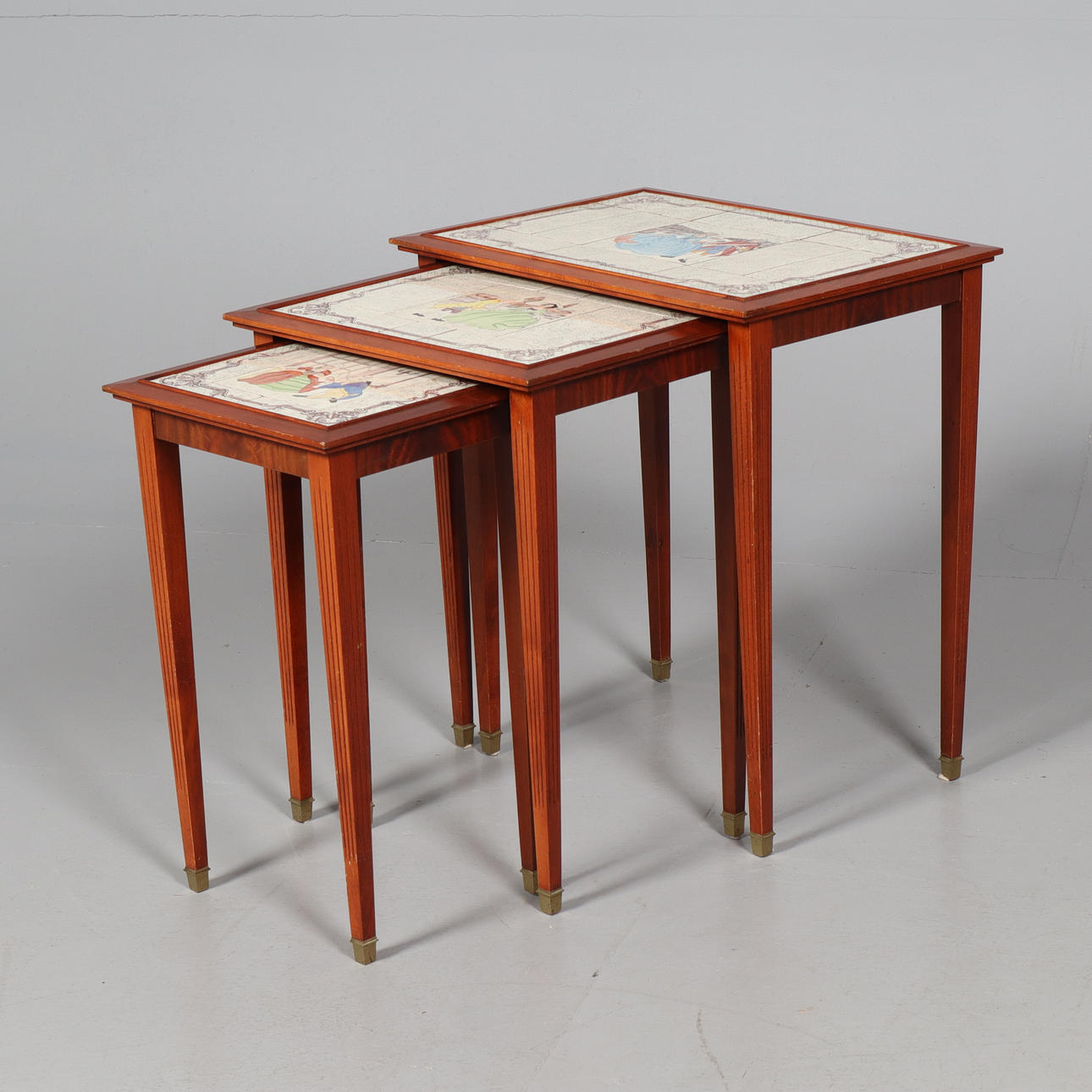 SÆT BORD med fliser.