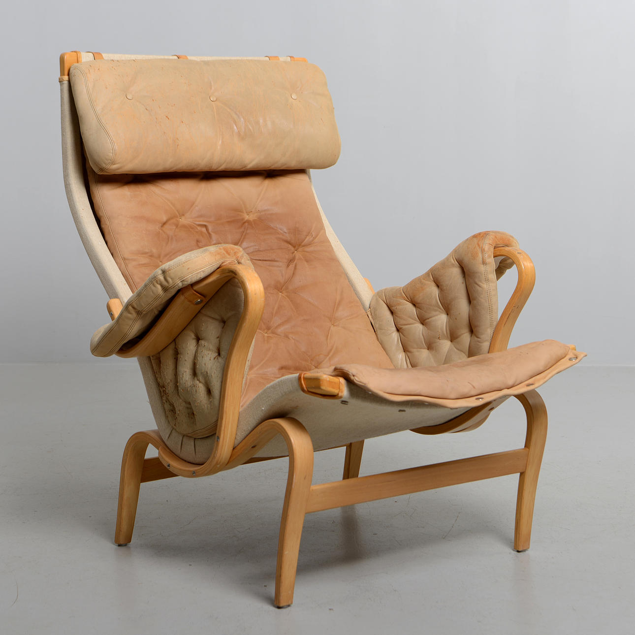 BRUNO MATHSSON. Fåtölj, "Pernilla 69", Dux.