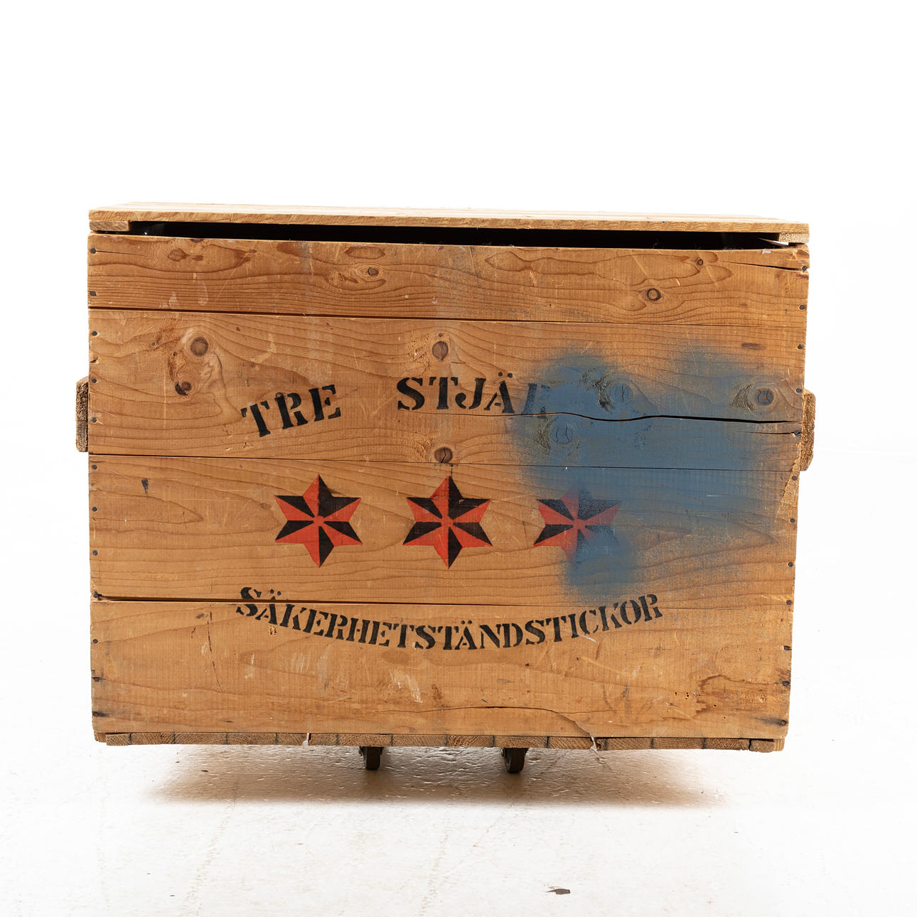 CAJA DE MADERA, «Matchetes de seguridad con tres estrellas».