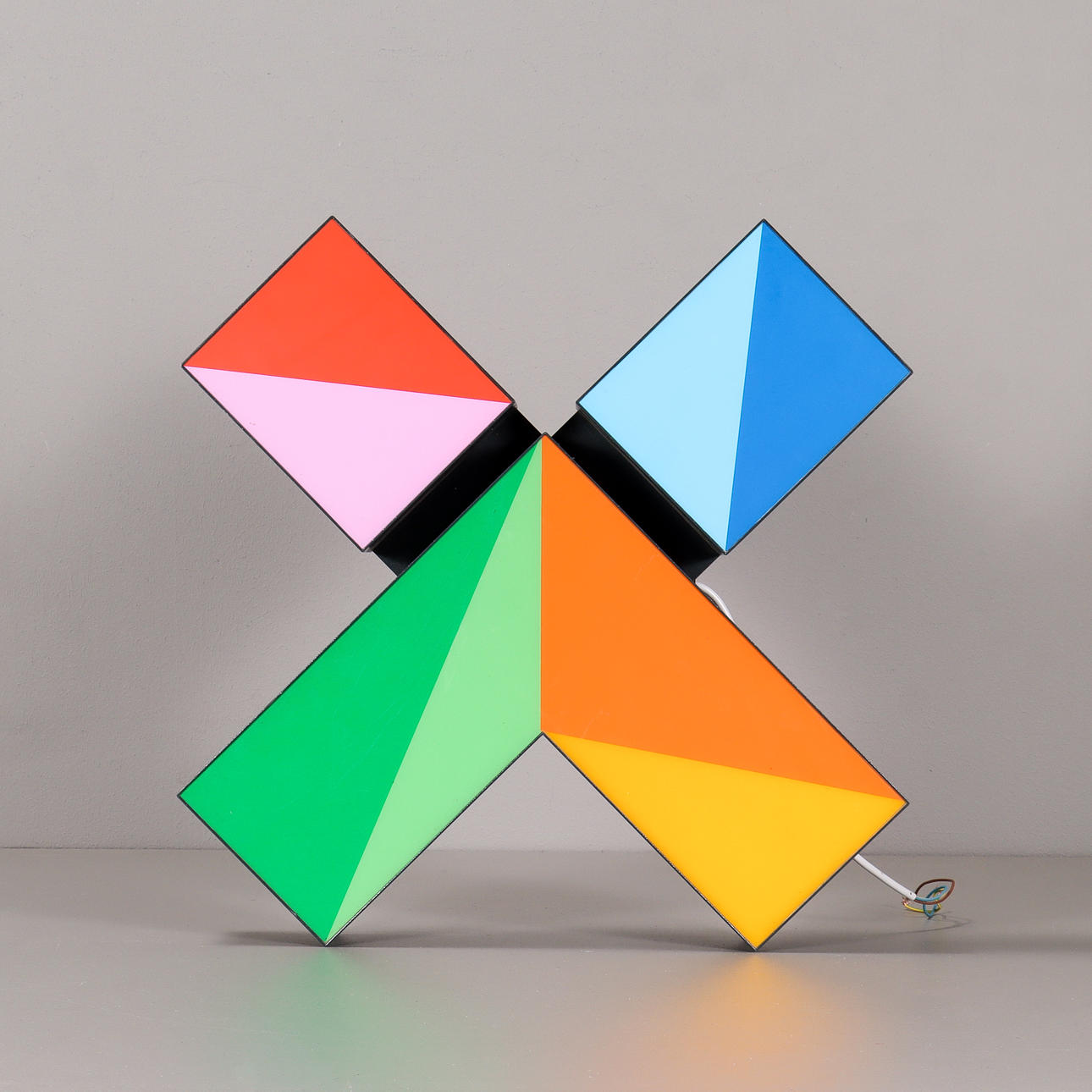 SKYLT med belysning.