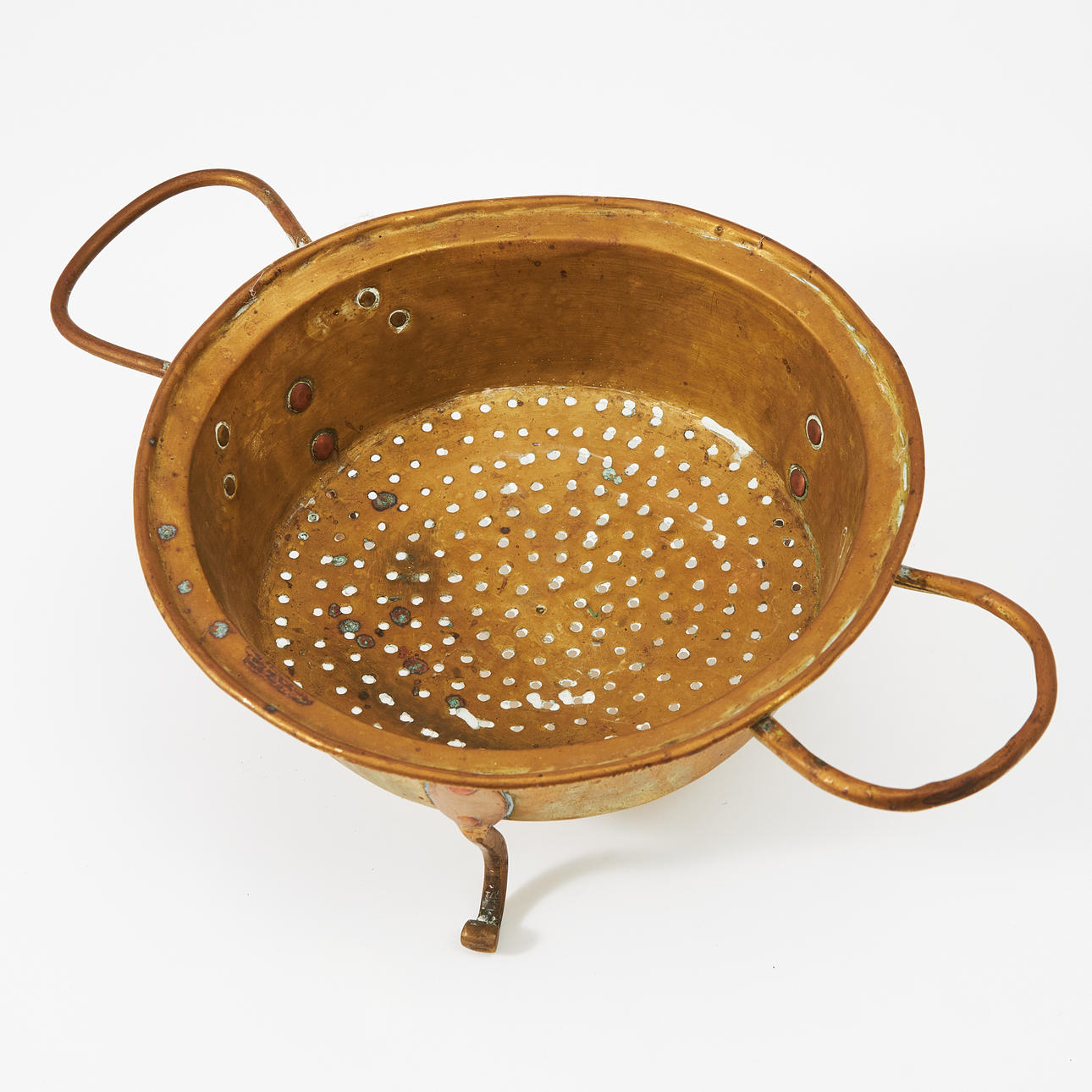 DURKSLAG, mässing, på tre ben. 1800-tal.