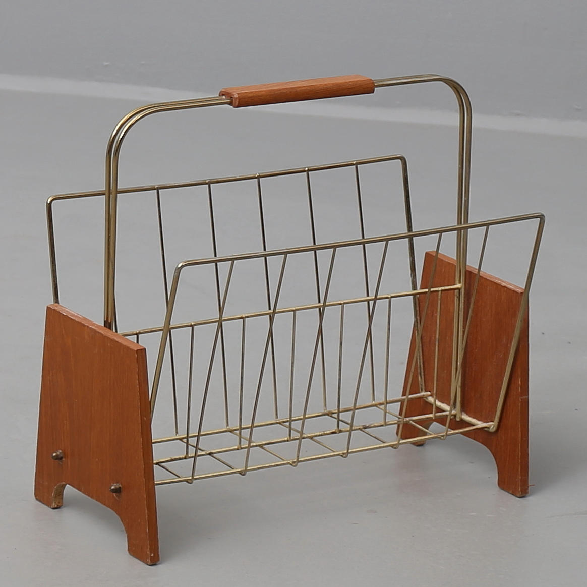 TIDNINGSSTÄLL, teak och gulmetall, 1960/70-tal.