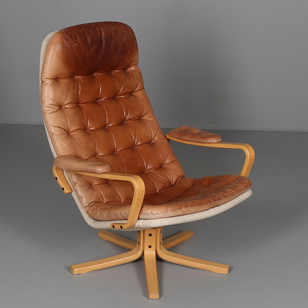 FÅTÖLJ med snurrfunktion, DUX, 1970-tal.