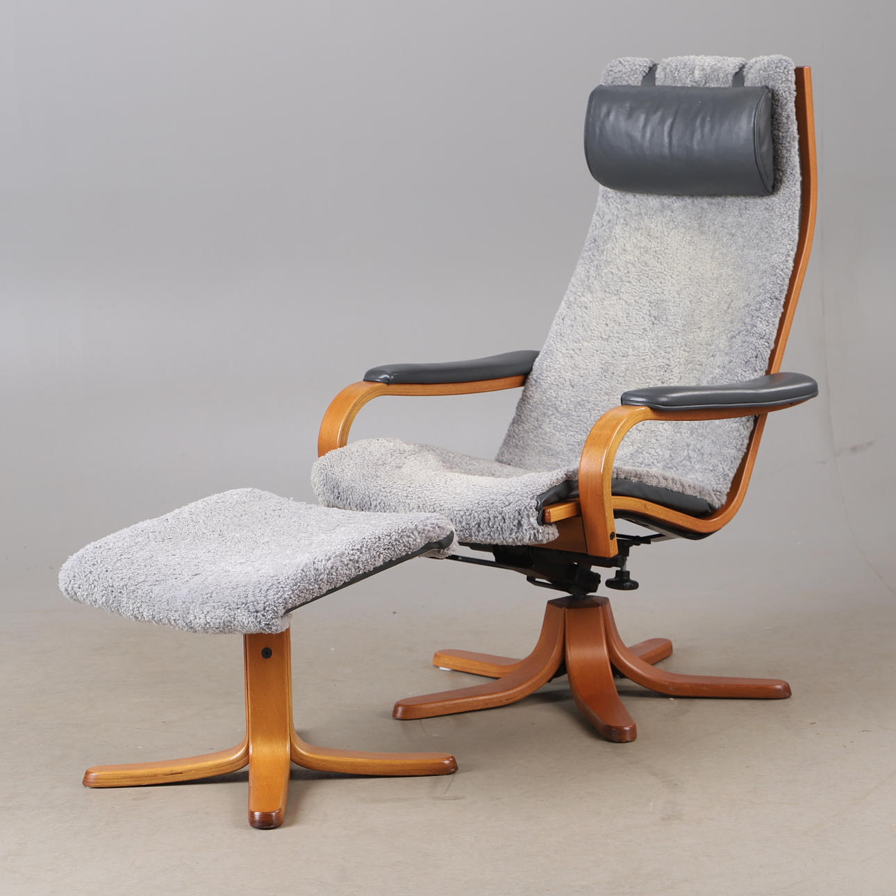 DREHSESSEL MIT FUSSBANK, Lammfell, Söderbergs, 1900/2000er.