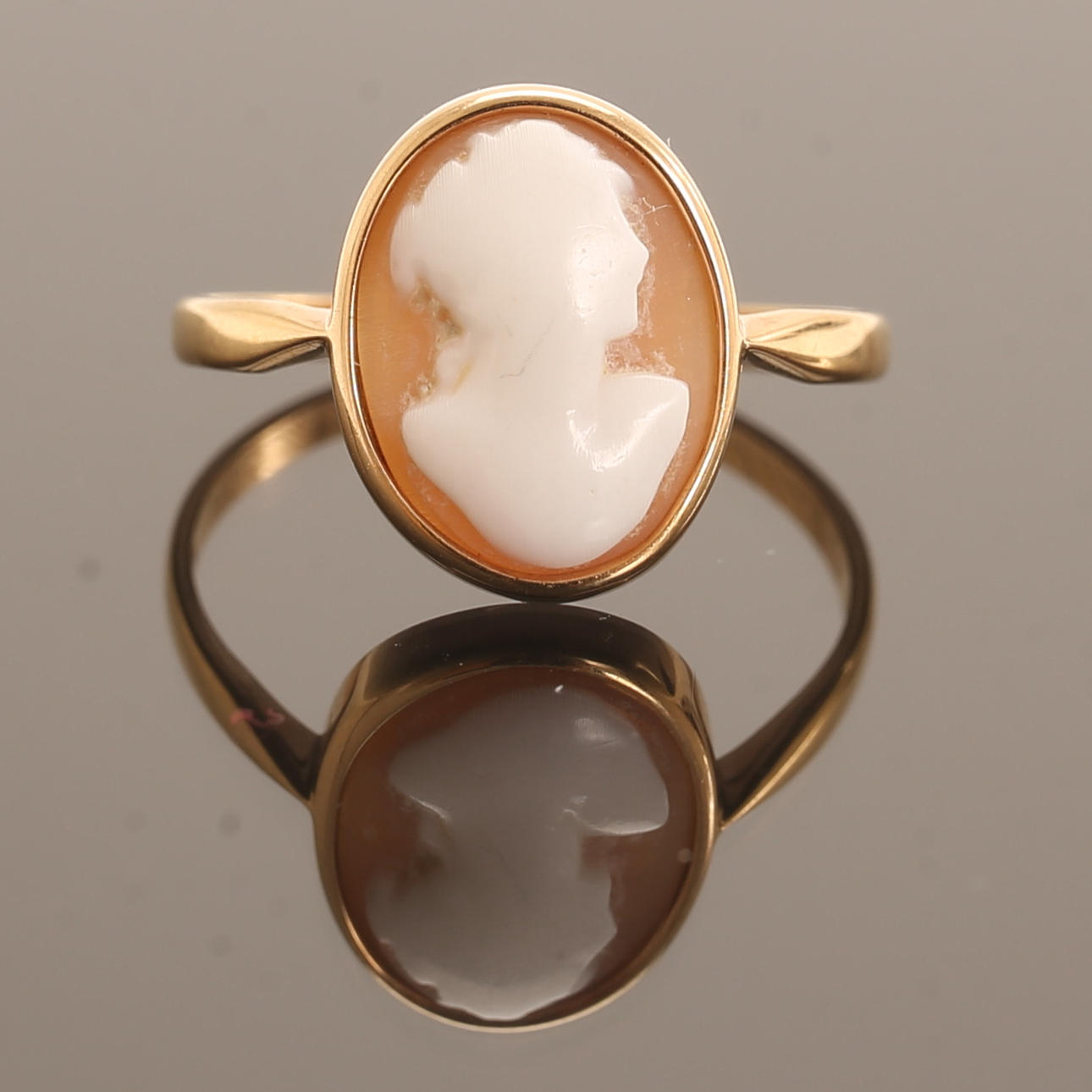 RING med kamé, 18 k guld.