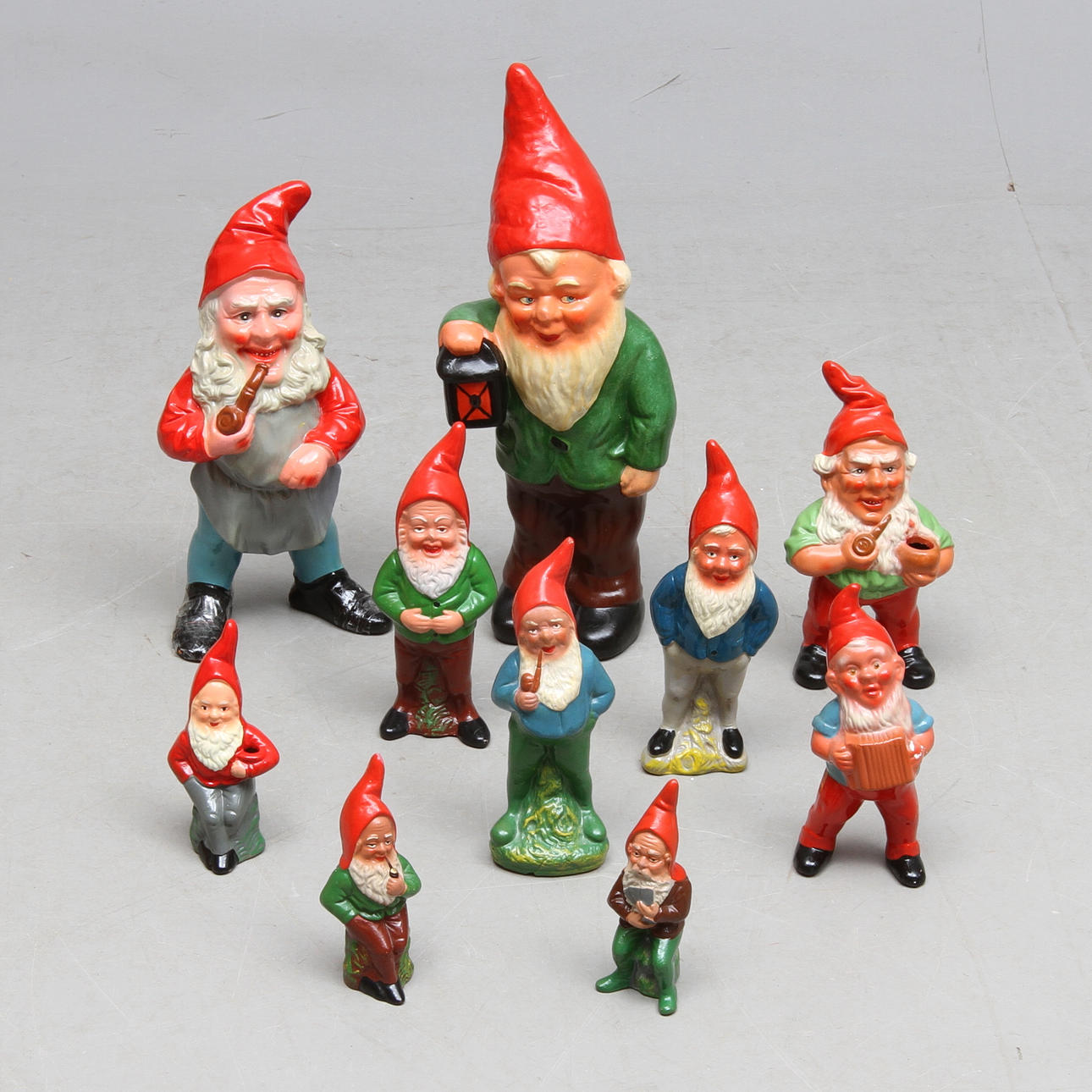 TOMTAR, 10 st, keramik, omkring 1900-talets mitt.