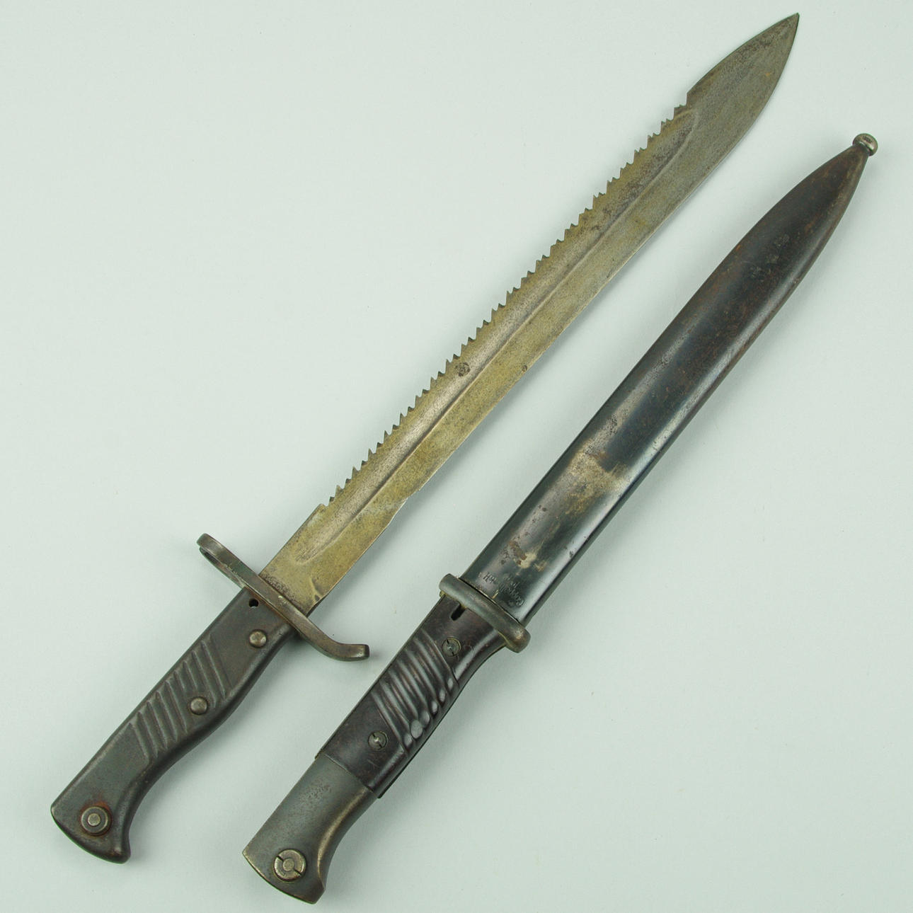 BAJONETTER, 2 stycken varav en sågtandad, Tyskland.