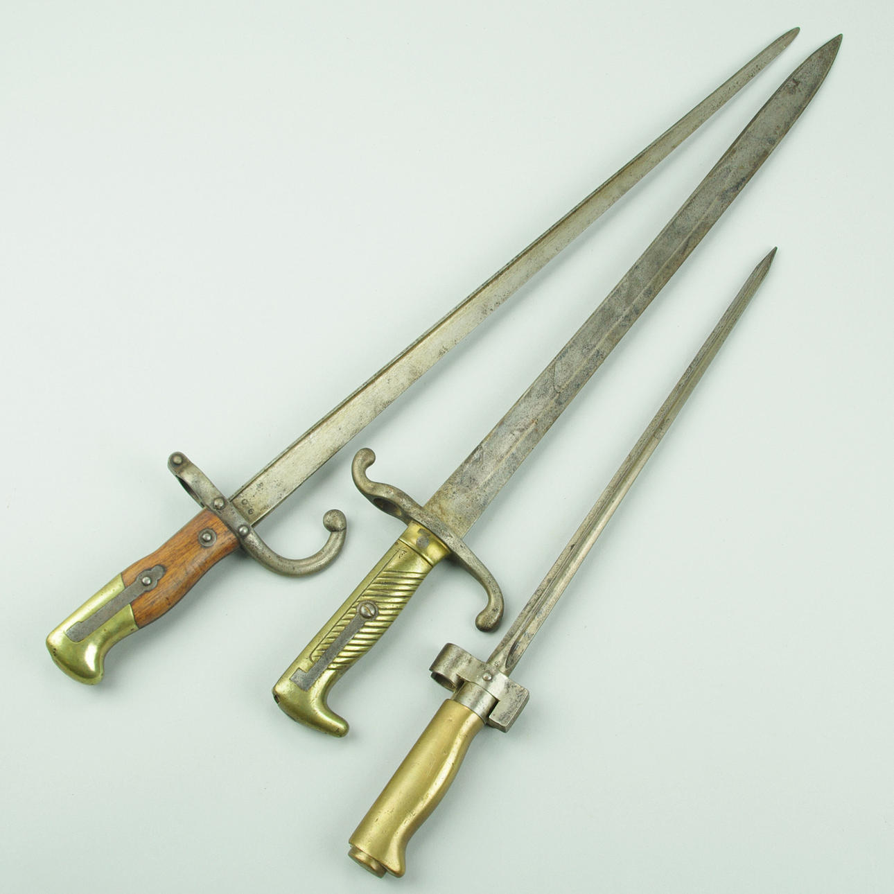 BAJONETTER, 3 stycken, mässings/trä-handtag.