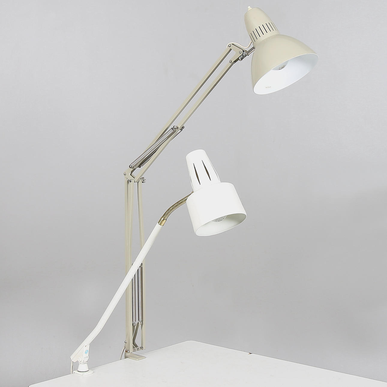 SKRIVBORDSLAMPOR, 2 st, plåt och mässing, bl.a. BJS, Skellefteå, 1900-tal.