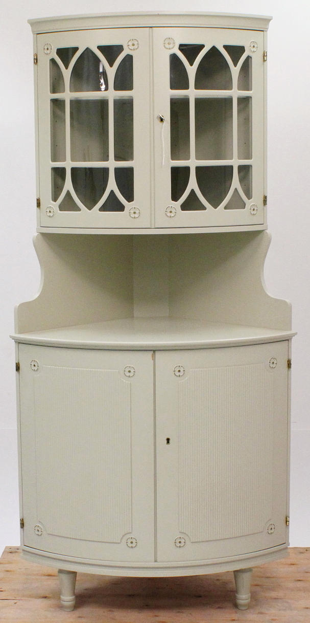 HÖRNVITRINSKÅP, gustavianskt stil, 1900 talets senare hälft.