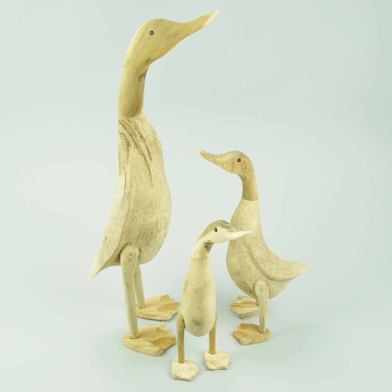 SKULPTURER, 3 stycken gäss, trä, samtida.