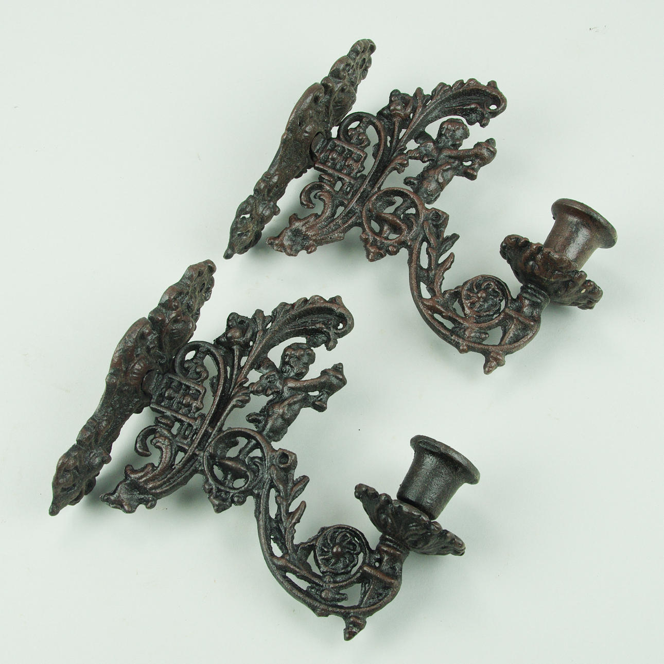 VÄGGLJUSSTAKAR, gjutjärn, samtida.