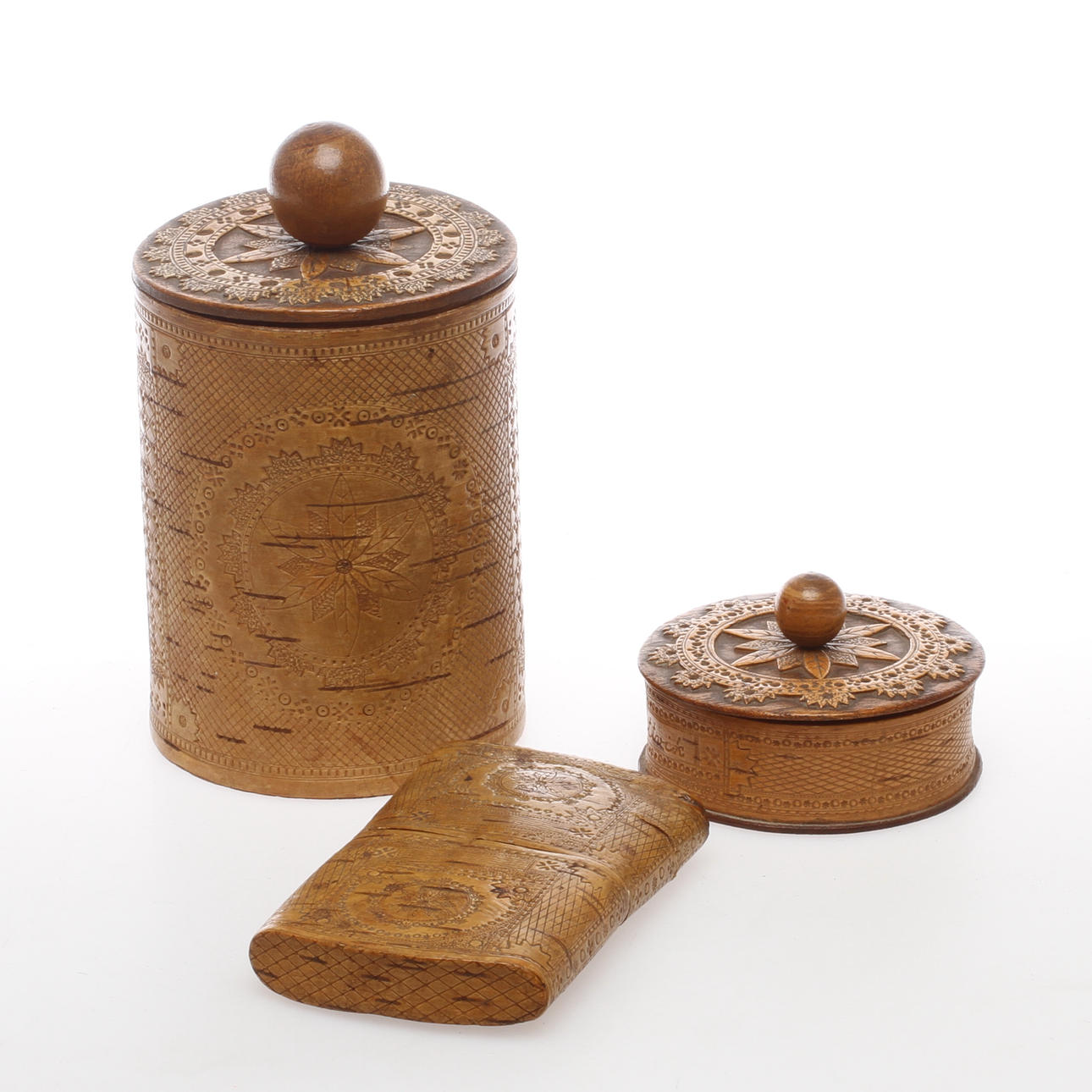 LOCKASKAR 2 st samt FODRAL, näverarbeten, en med text "Rättvik" samt datering 1904.