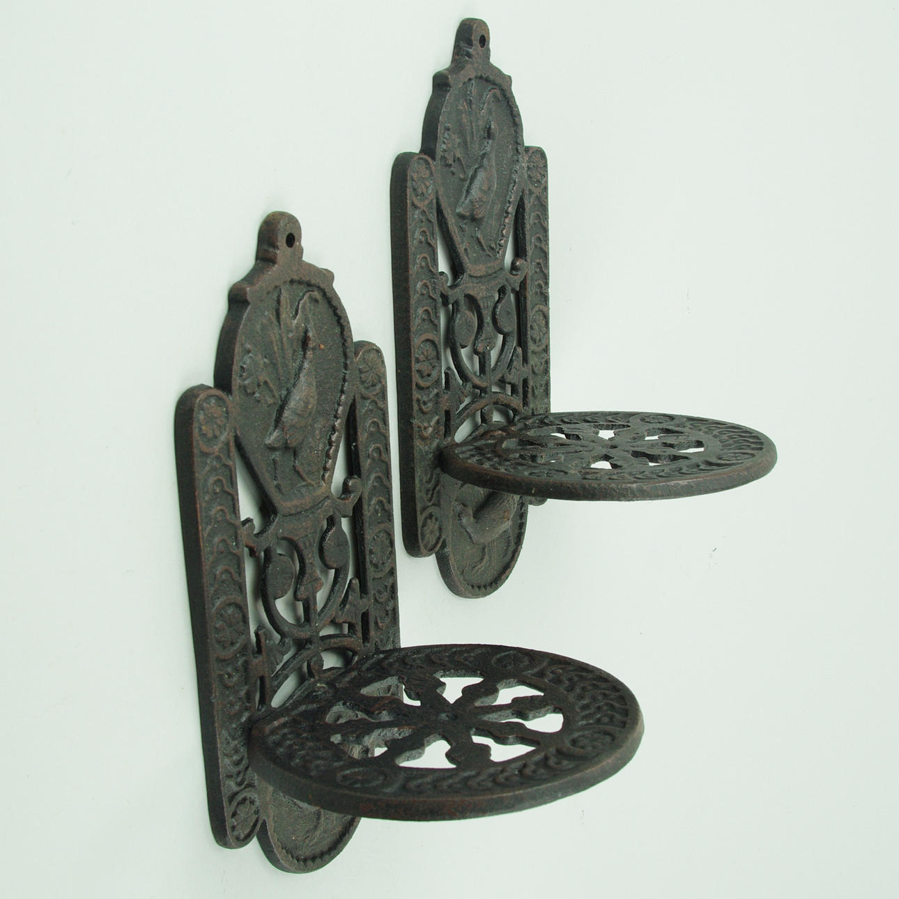 VÄGGKONSOLLER, 1 par, gjutjärn, samtida.