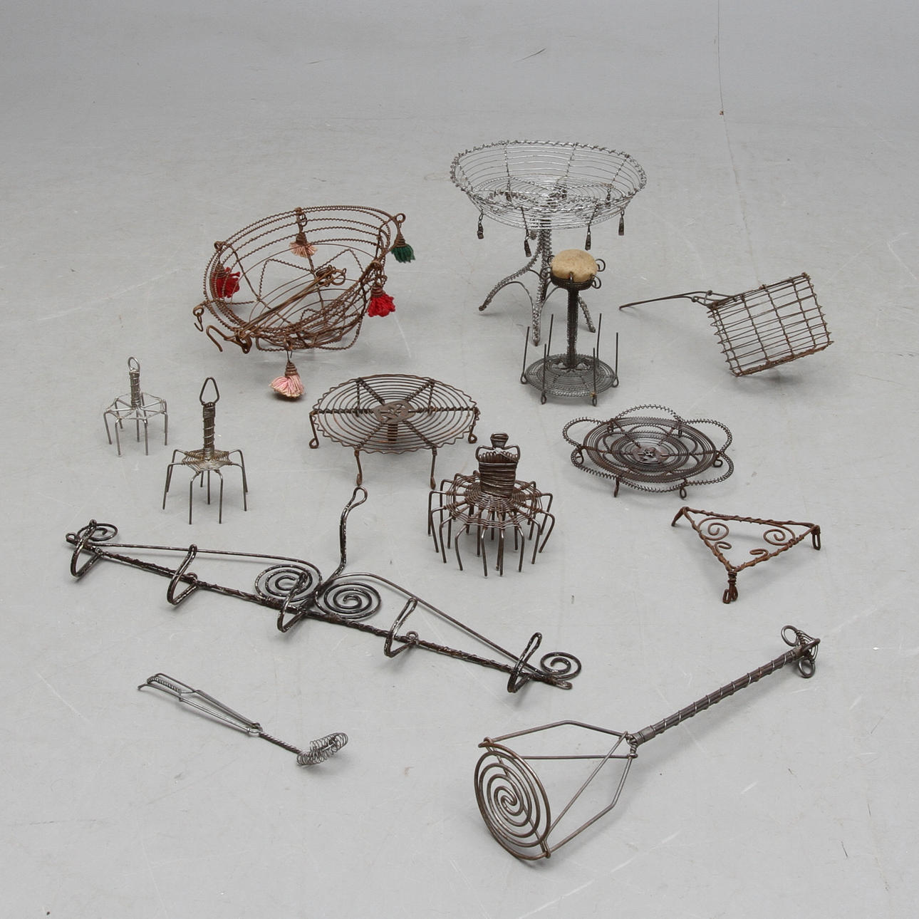 TRÅDARBETEN, 13 delar, bland annat brödkorg på fot, nåldyna, 1900-tal.