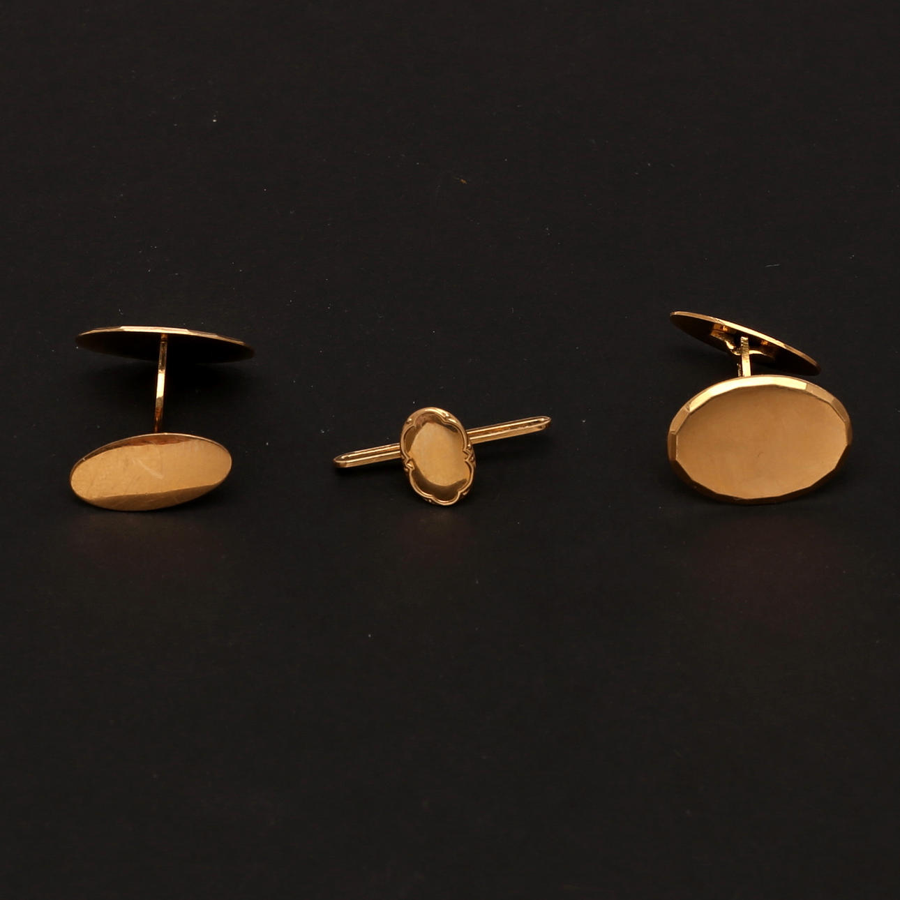 MANSCHETTKNAPPAR, 3 st. 18 k guld.