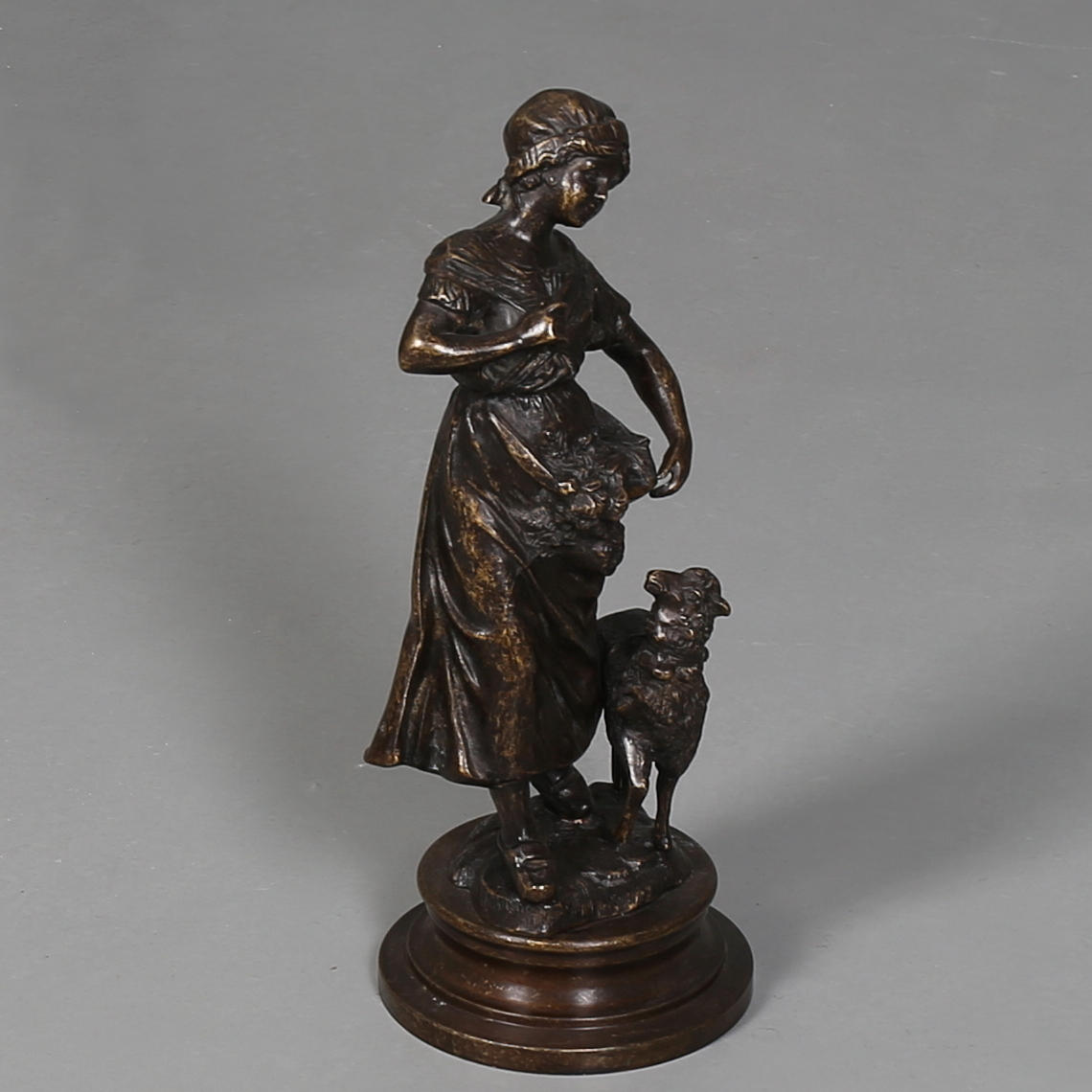 SKULPTUR, Kvinna med lamm, brons, 2000-tal, osignerad.