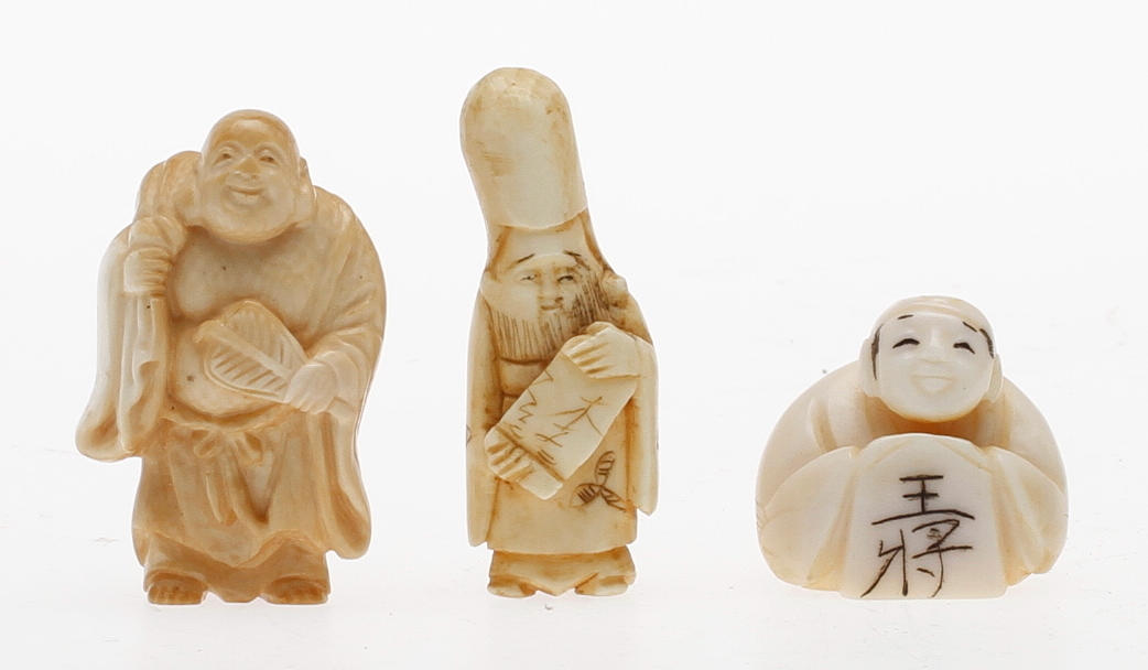NETSUKE, 3 st, ben, orientaliska.
