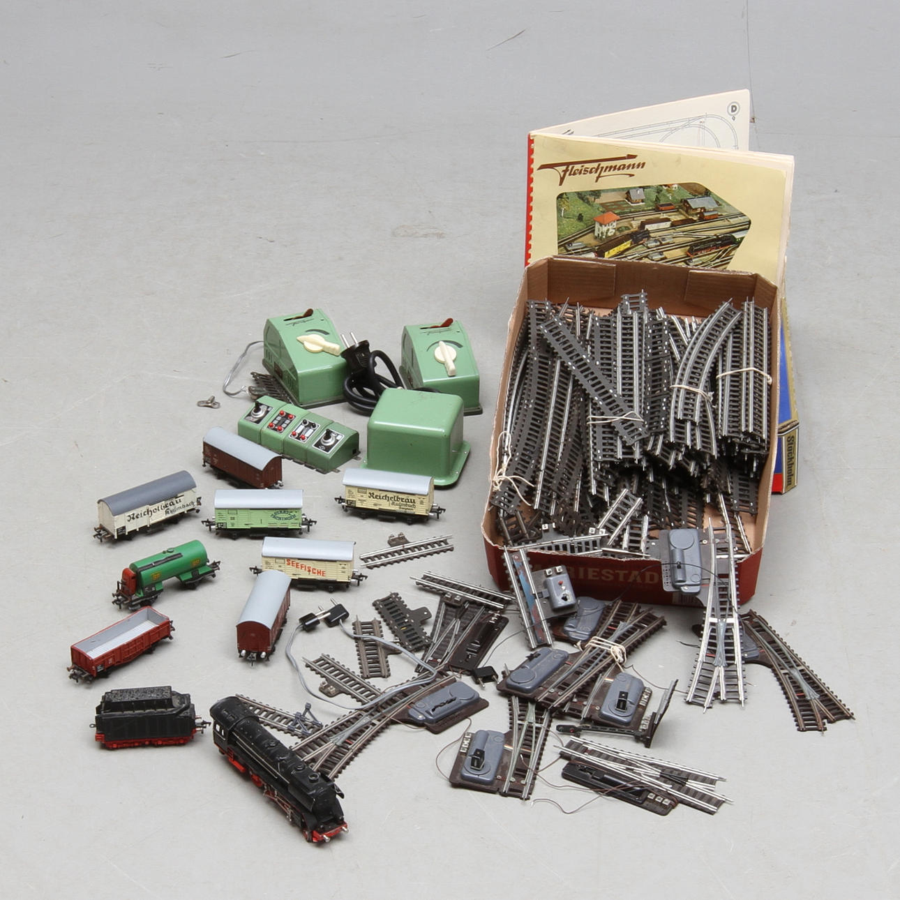 FLEISCHMANN ånglok 1360 med tender, 8 godsvagnar, räls, växlar, trafo med mera.