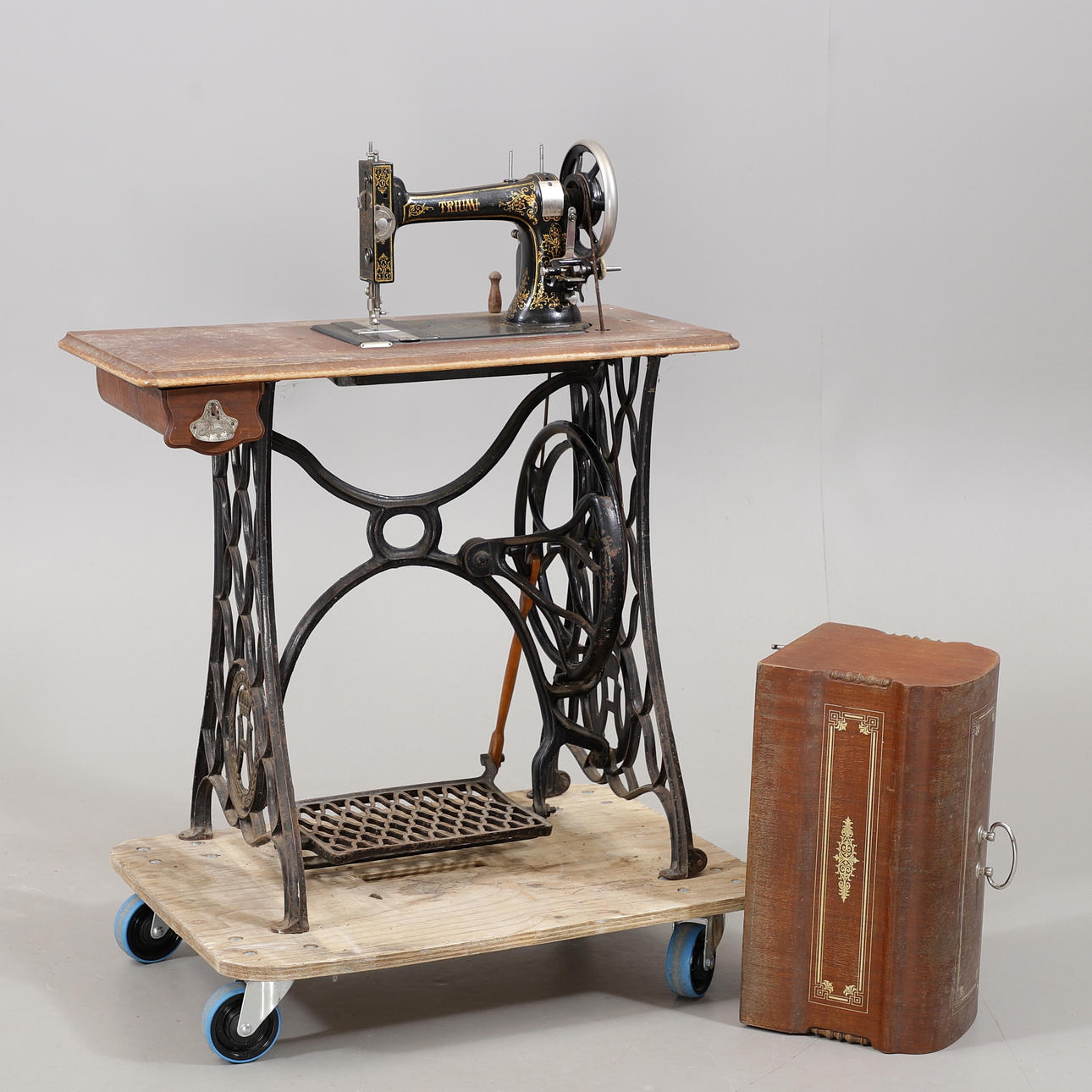 A HUSQVARNA TRAMPSEWING MACHINE, 19th century.