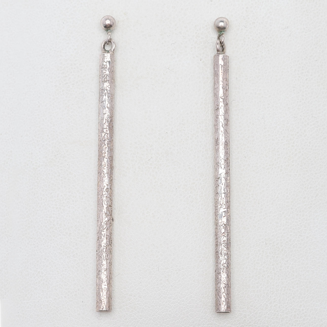 ÖRHÄNGEN, ett par, silver, stavar.