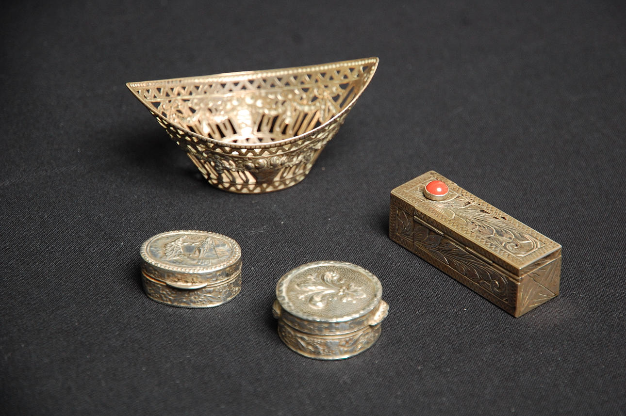 NIPPERASKAR, LÄPPSTIFTSSCHATULL, MINIATYRSKÅL, silver, 1900-talets första hälft.