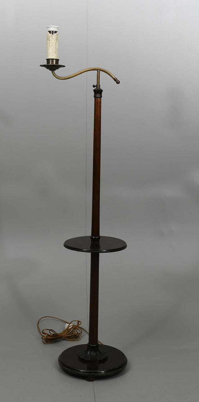 GOLVLAMPA MED HYLLA, trä, 1930-tal.