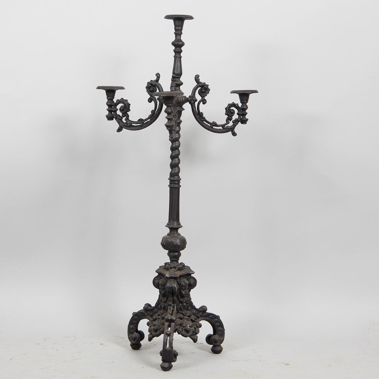 GOLVLJUSSTAKE med 4 ljushållare, gjutjärn, barockstil, samtida.