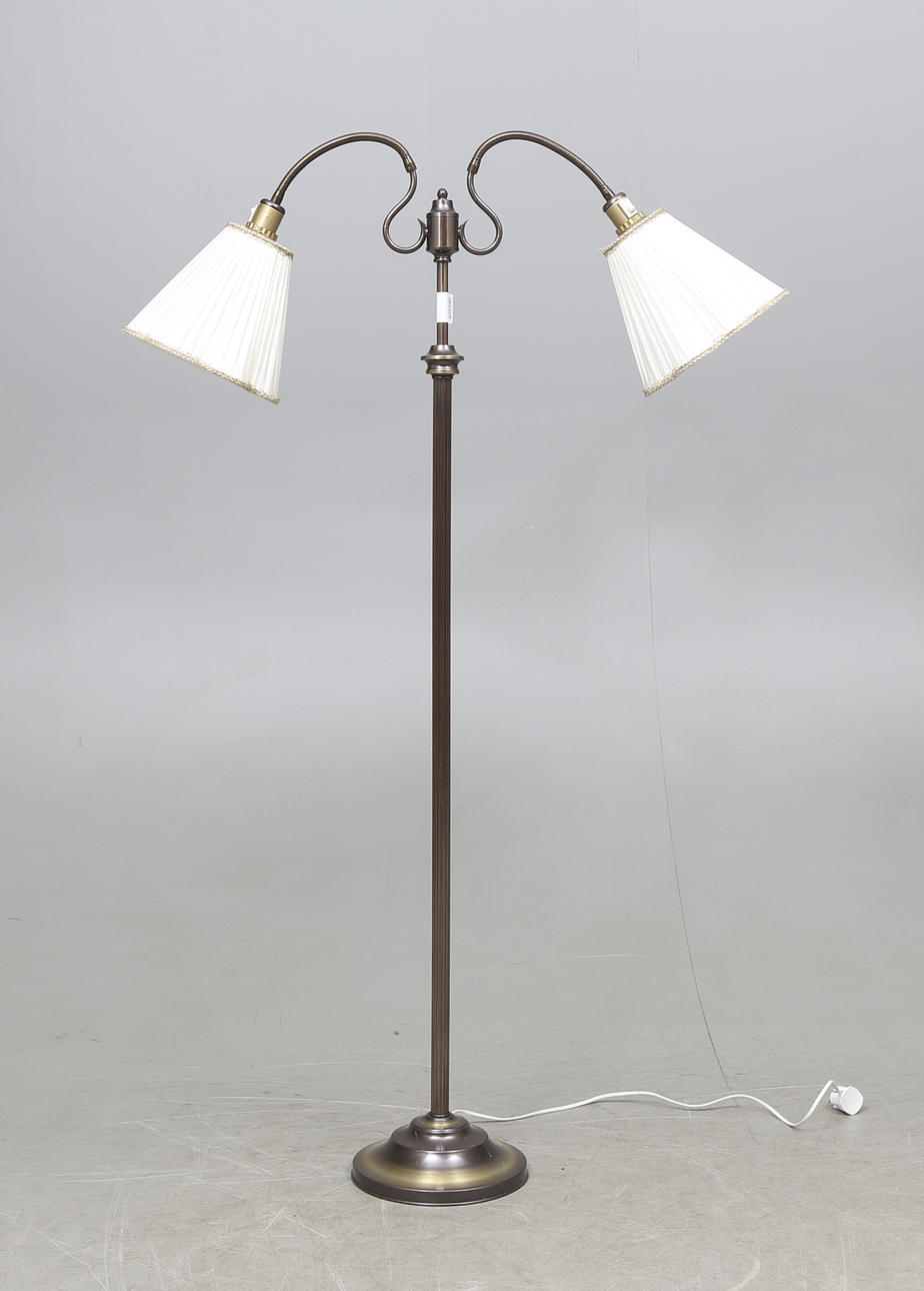 GOLVLAMPA, 2 armaturer, 1900-tal.