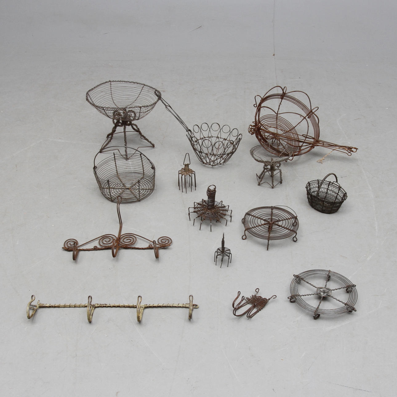 TRÅDARBETEN, 14 delar, bland annat blomsterampel, korgar, 1900-tal.