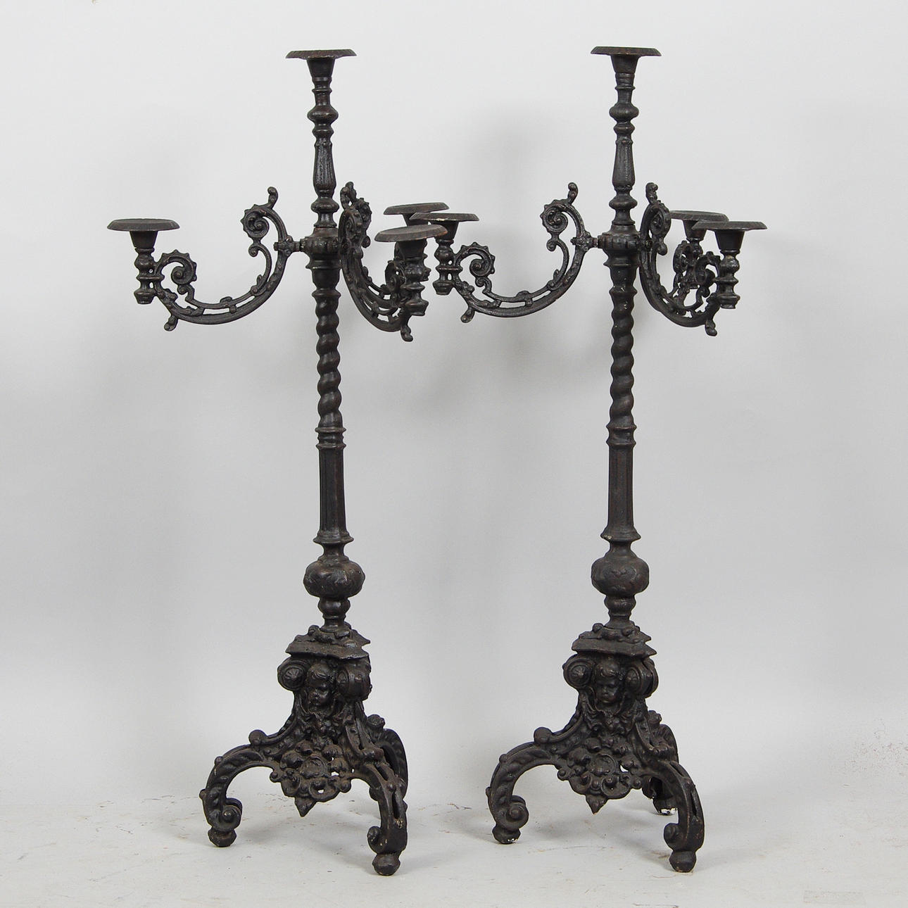 GOLVLJUSSTAKAR, 1 par för 4 ljus, gjutjärn, samtida.