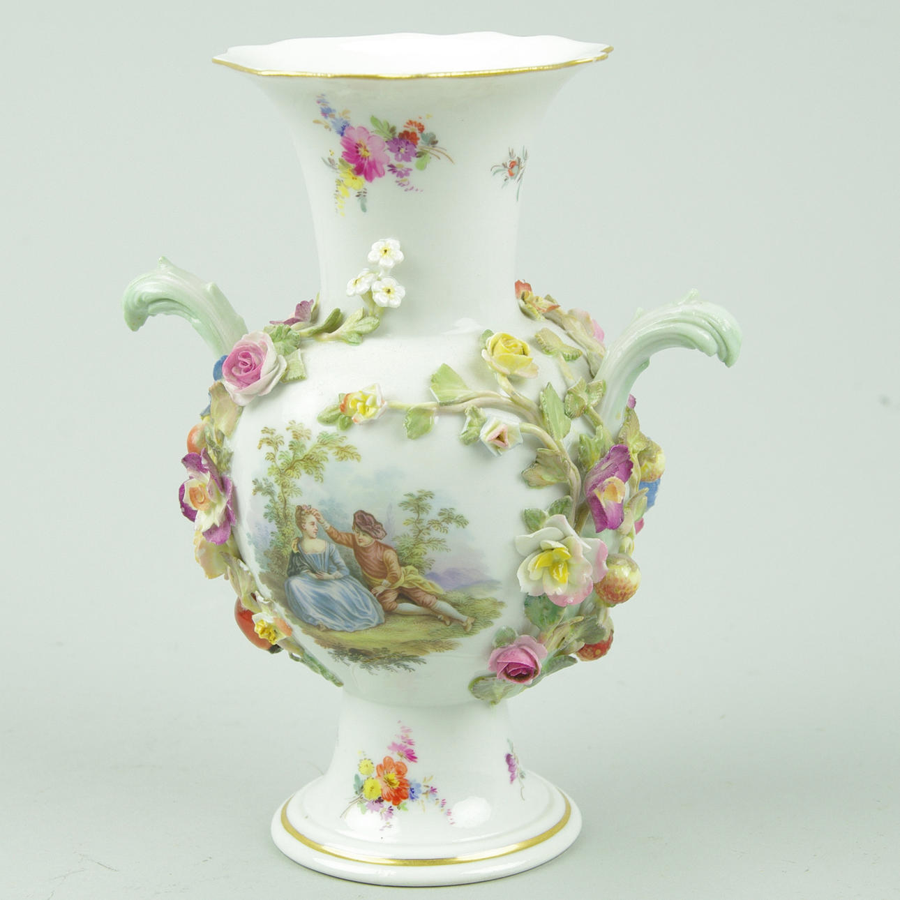 VAS MED HÄNKLAR, blomdekor i relieff, Meissen.