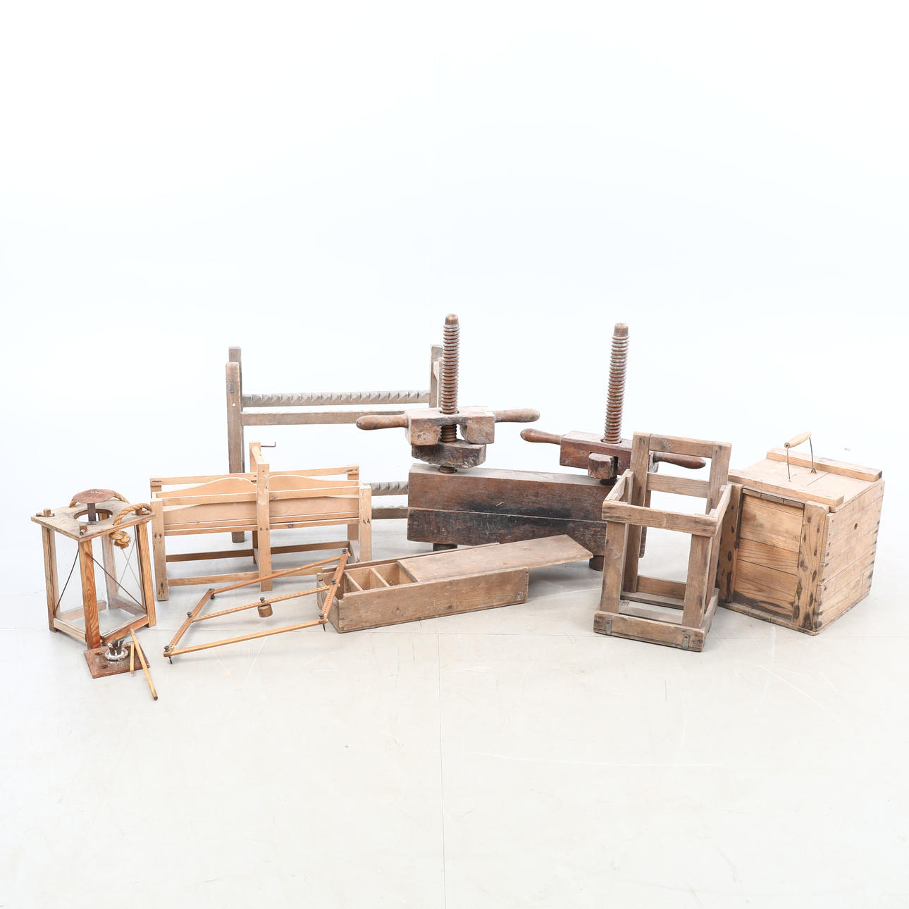 BRUKSFÖREMÅL, åtta delar.