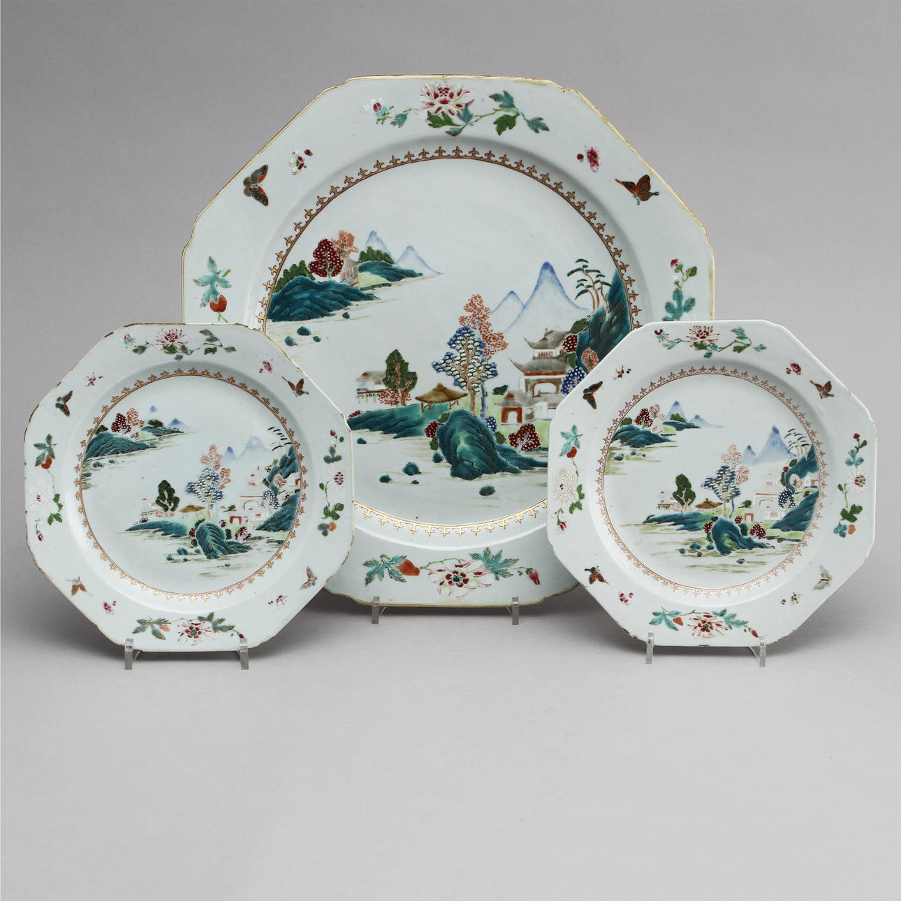 FAT och TALLRIKAR, ett par, porslin. Kina Qianlong (1736-95).