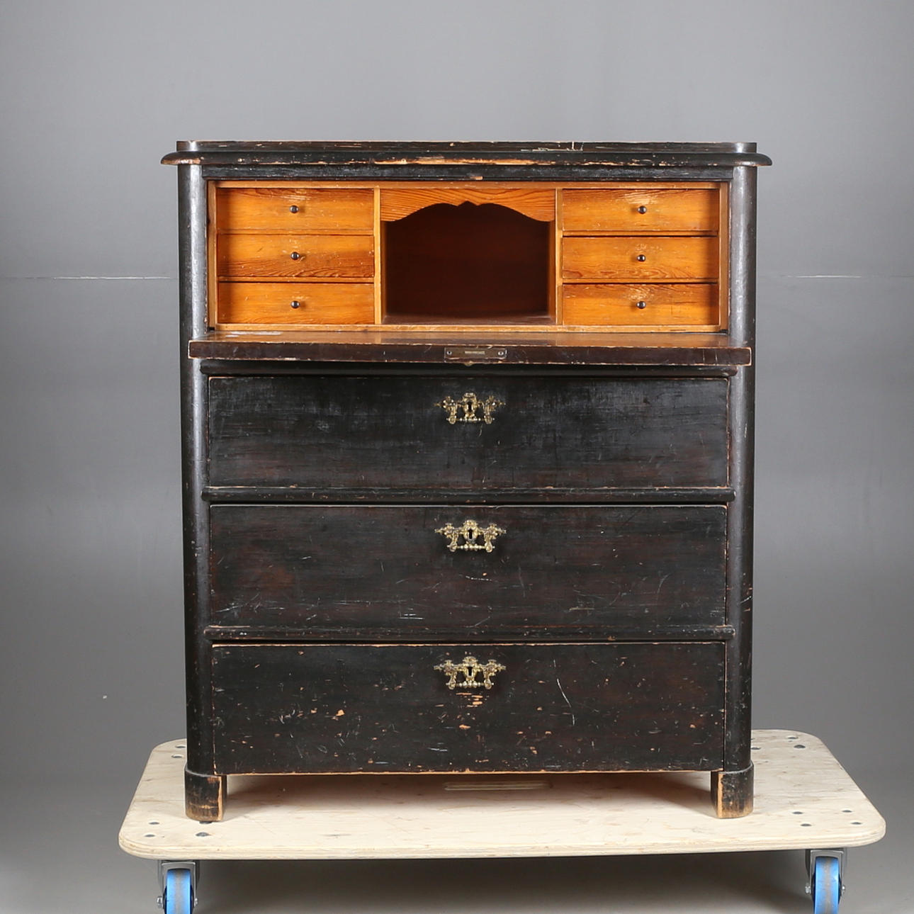 BYRÅ MED SKRIVKLAFF, trä, 1800-tal.