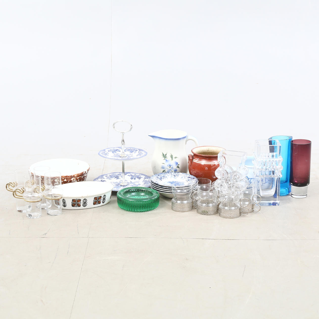 Un conjunto de 23 objetos, Bla, Bowl, Arabia.