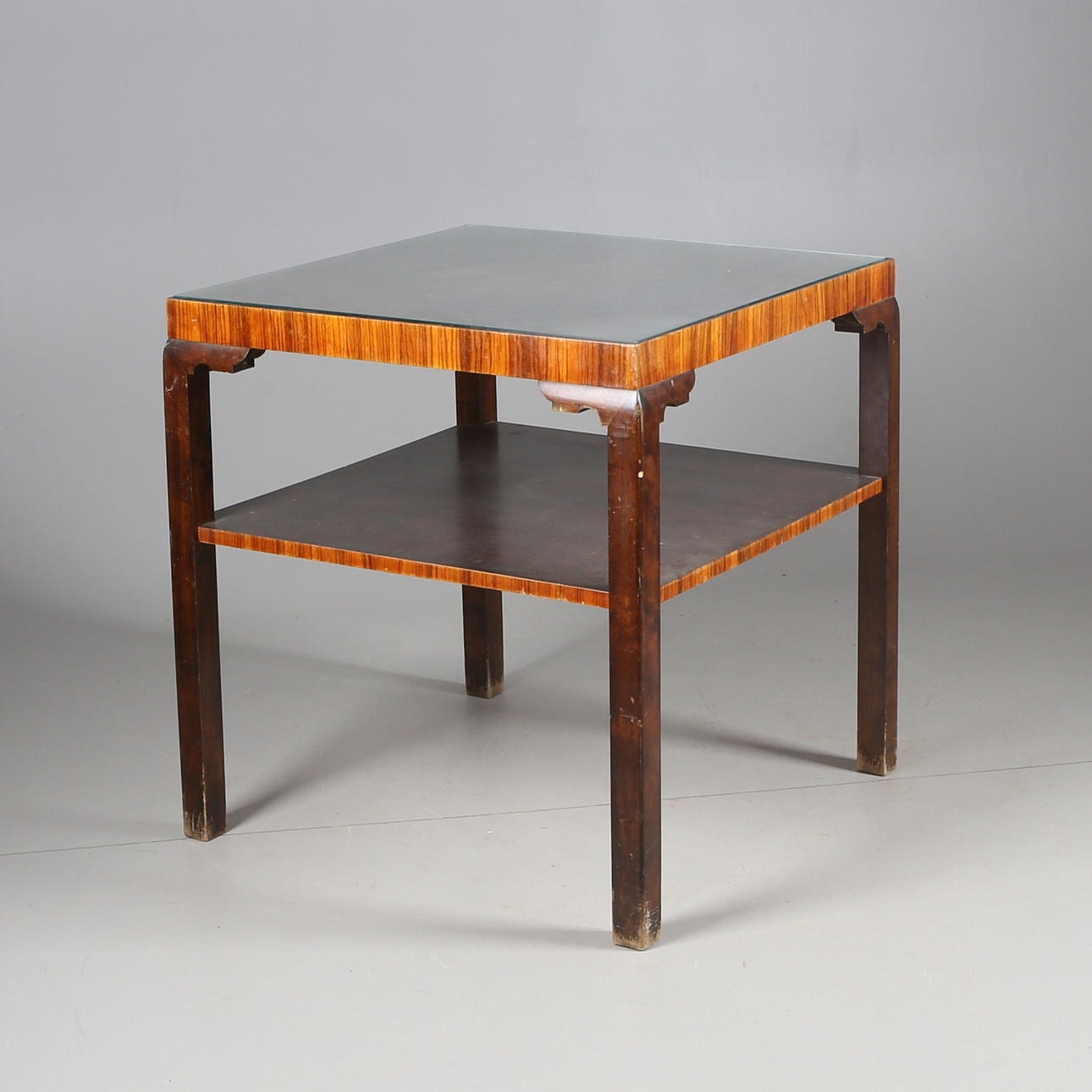 RÖKBORD, trä med glasskiva, 1900-tal.