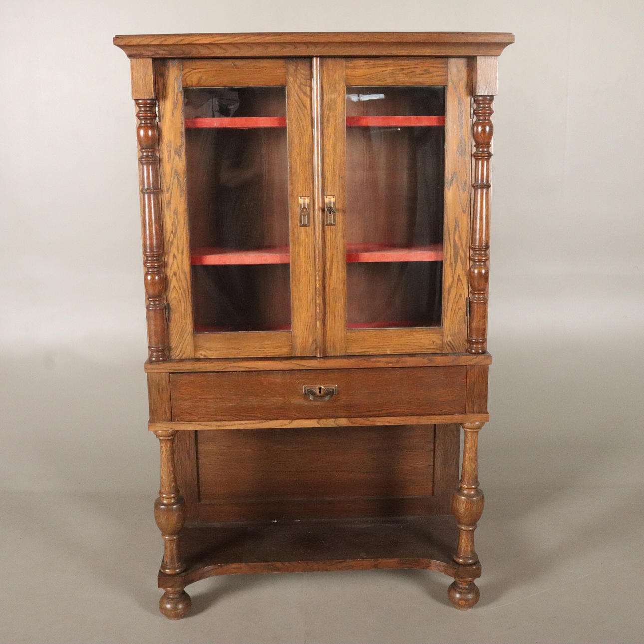 VITRINSKÅP, ek, kopplade ben.