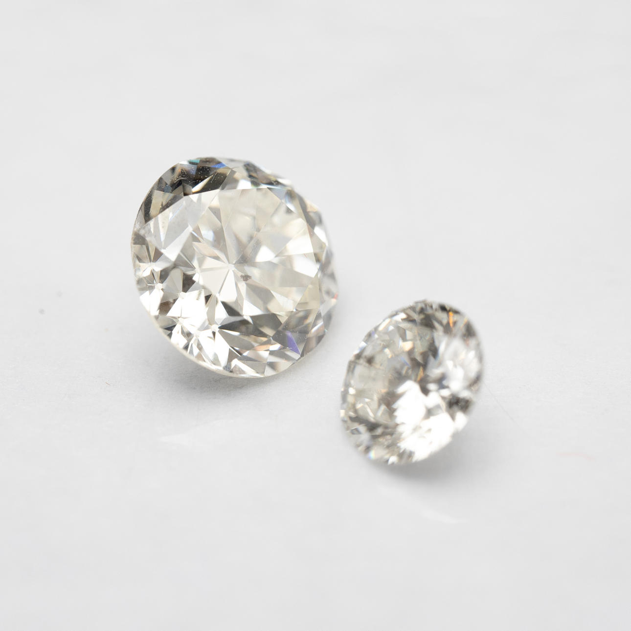 2 loose diamonds ca. 1.33 ct.