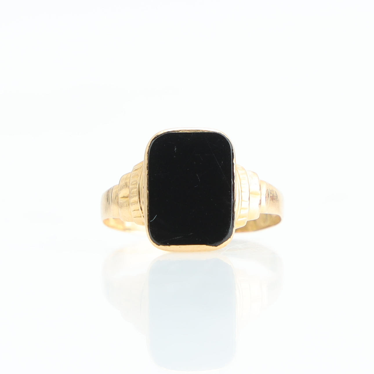 ONYX SIGNET RING. 18K gold.
