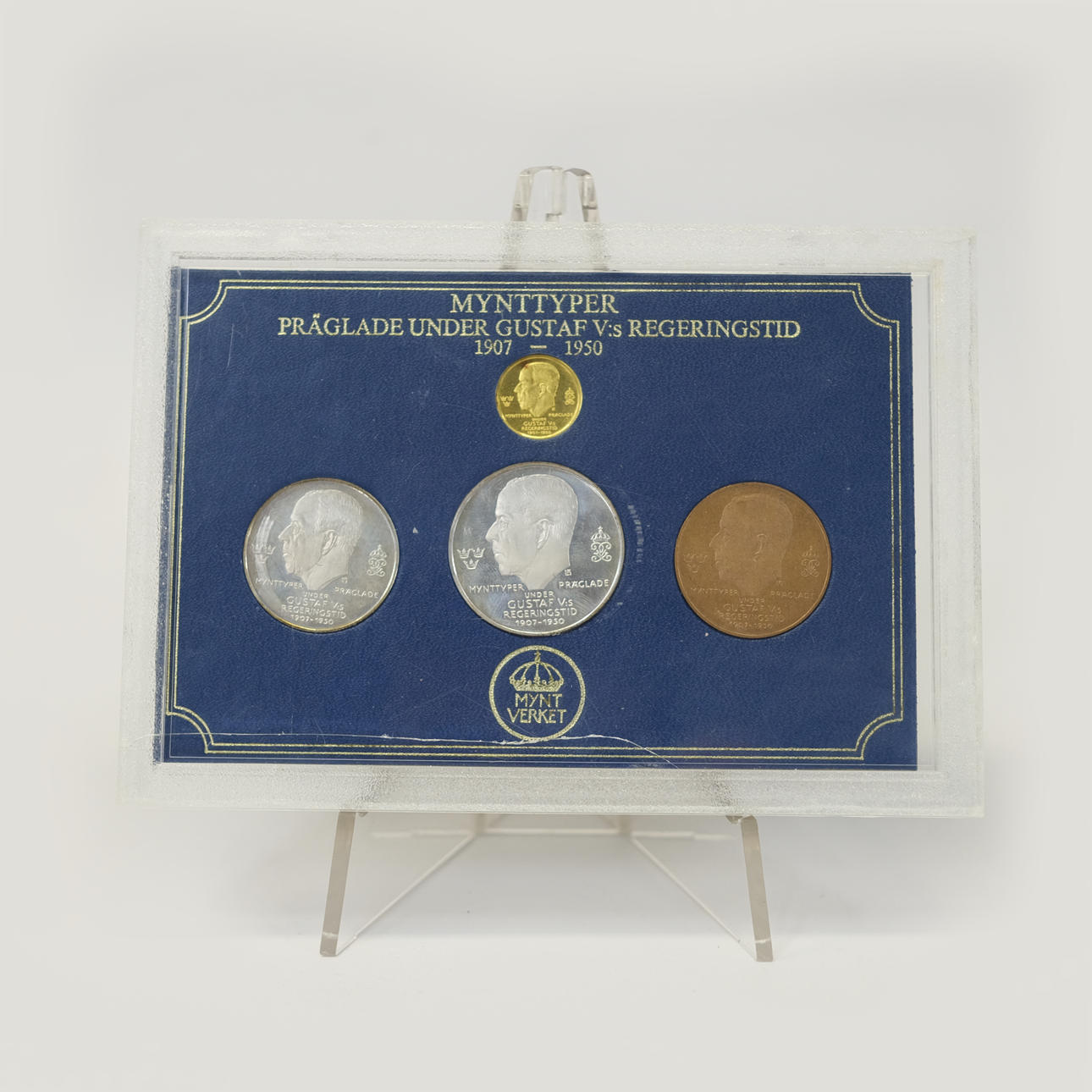 COIN SET. COIN TYPES MINTED DURING THE REIGN OF GUSTAV V. A GOLD COIN ...