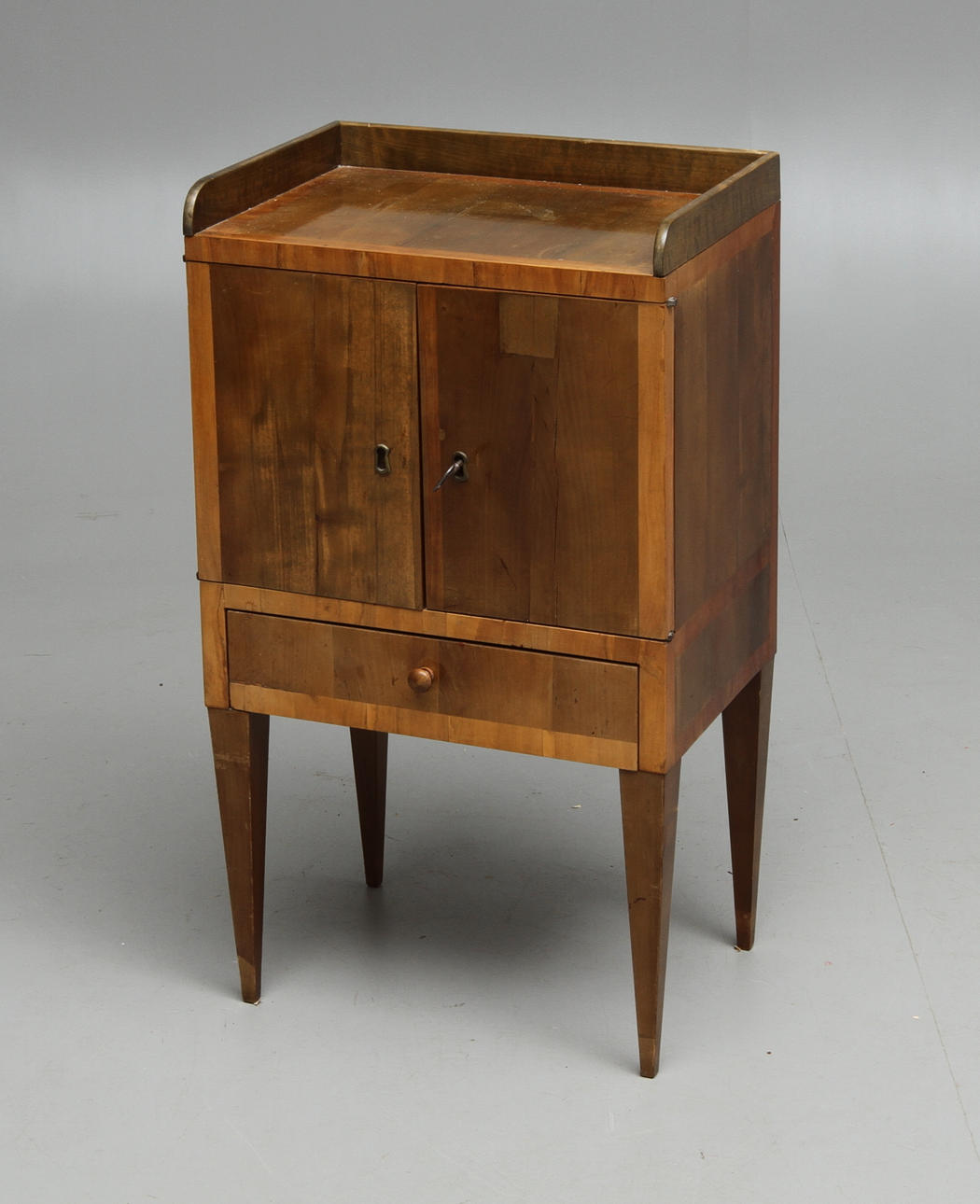 POTTSKÅP, sengustavianskt, omkring 1800.