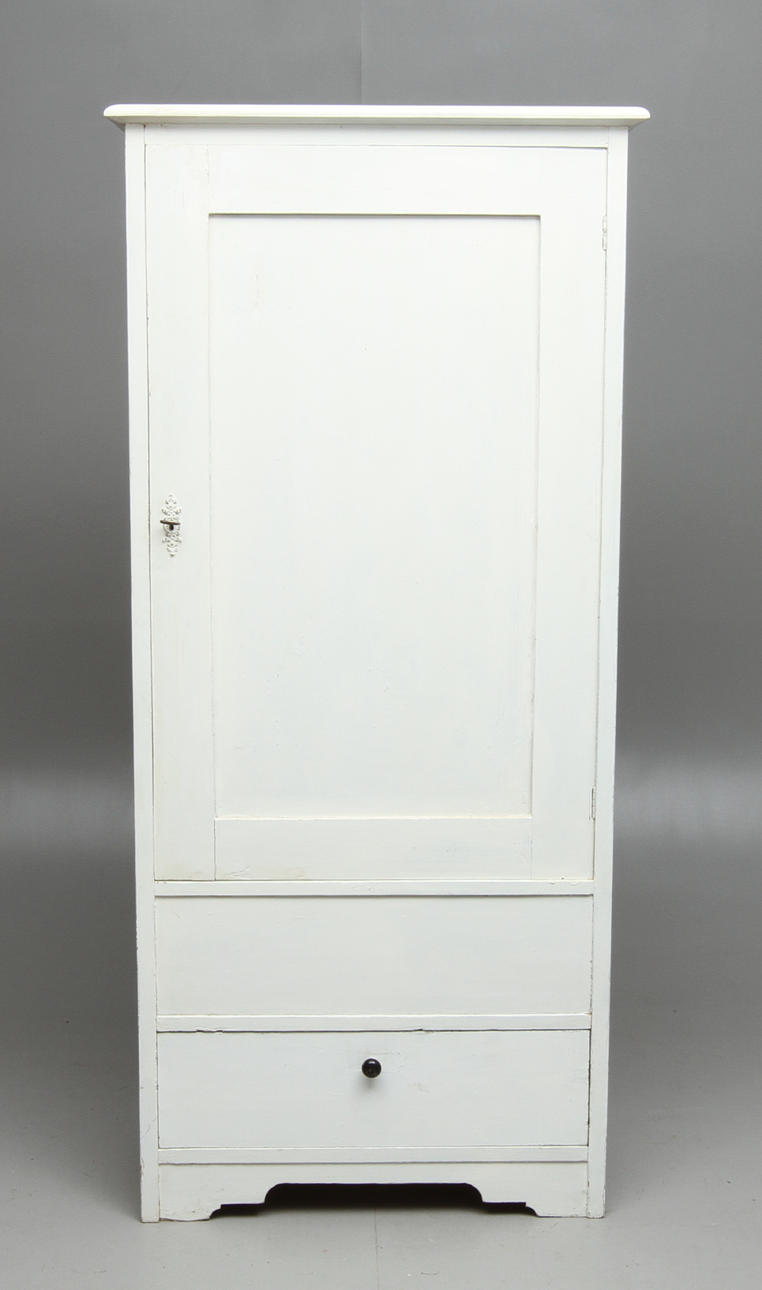 KLÄDSKÅP, vitmålat, 1900-talets början.