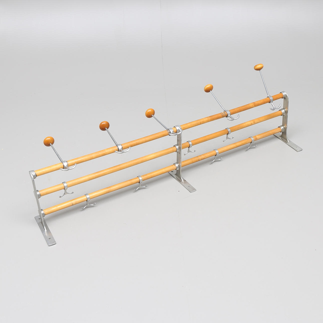 KLÄDHÄNGARE, trä/metall, 1940/50-tal.