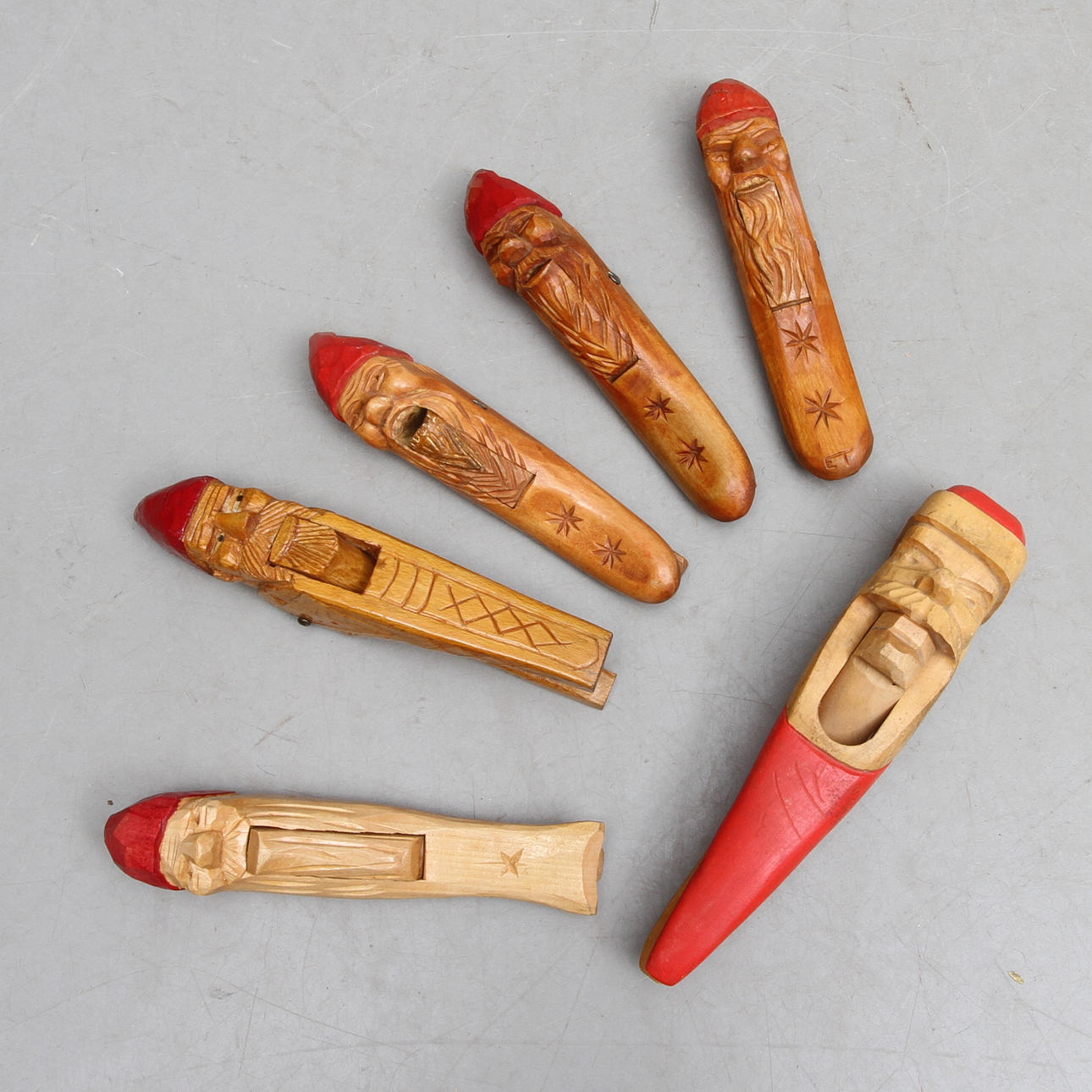 NÖTKNÄCKARE i form av tomtar, skuret trä, 1900-tal.