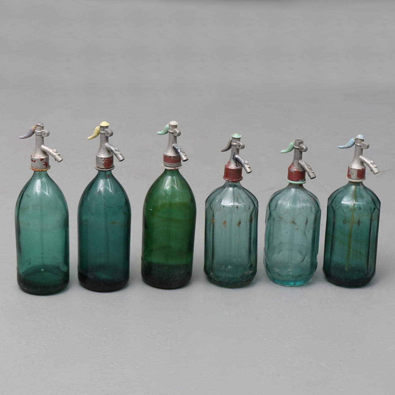 SIFONER i glas och aluminium. 6 st, 1900-tal.