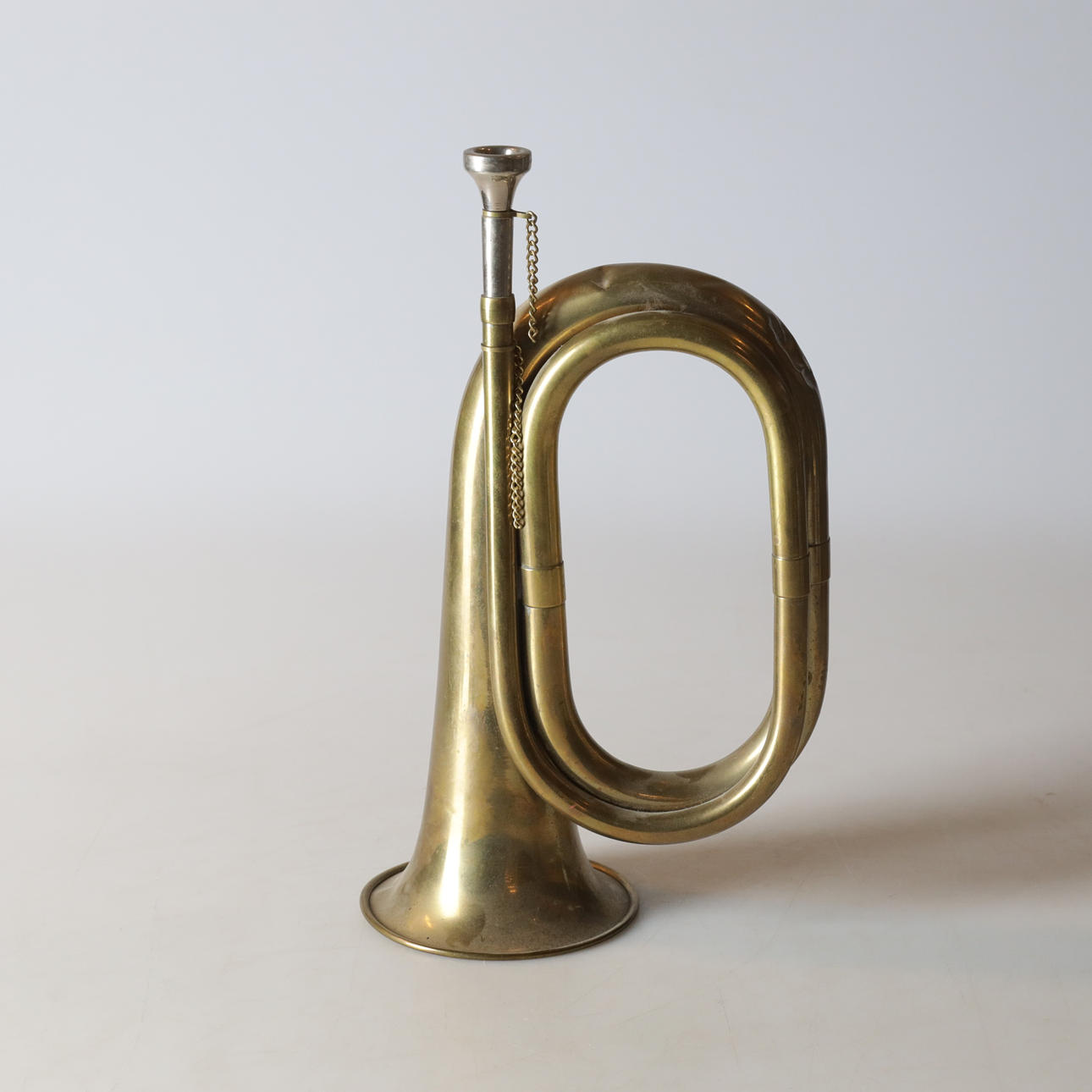 Una corneta de bronce, siglo XX.