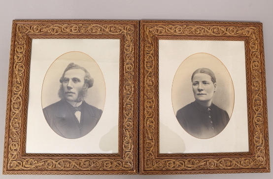 TAVELRAMAR, ett par, trä, glasade, bruna.